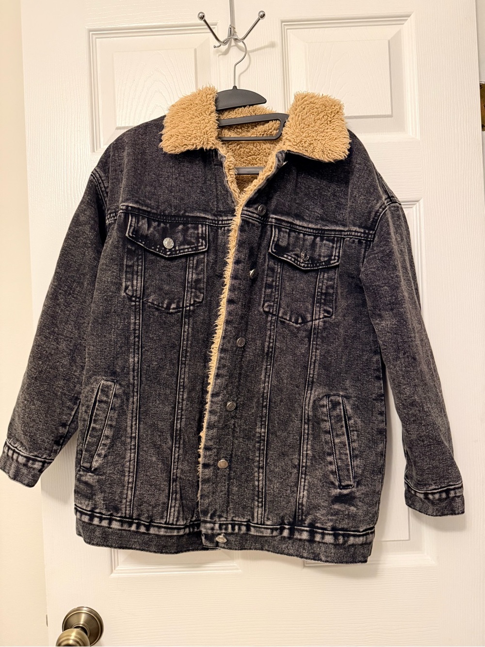 Women’s Black Washed Denim Sherpa-Lined Jacket with Collar